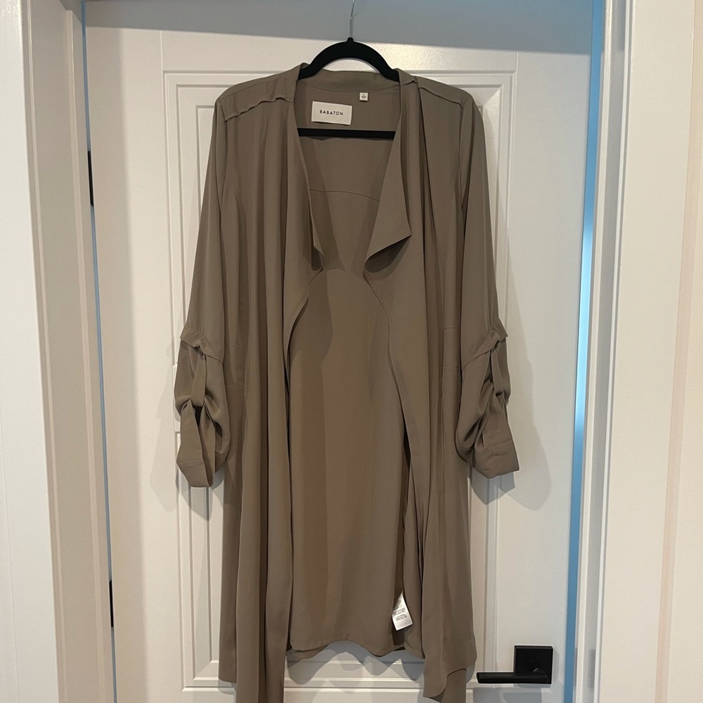 Babaton
Flowy Trench Coat